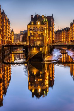 Hamburg, Almanya 'daki eski Speicherstadt, Alacakaranlıkta