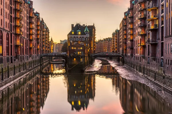 Hamburg Almanya Güneş Battıktan Sonra Wasserschloss Ile Tarihi Speicherstadt — Stok fotoğraf