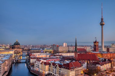 Şafakta ünlü televizyon kulesi ile Berlin'in merkezinde