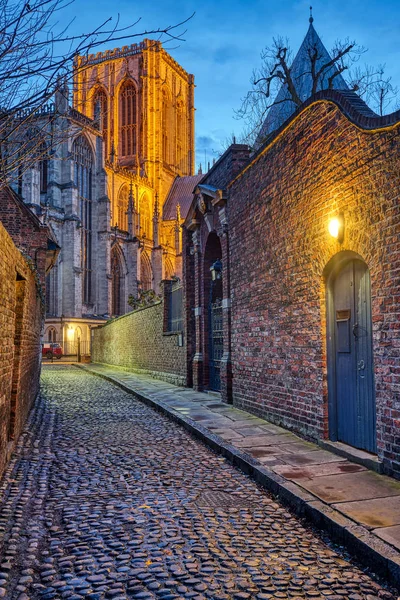Kleine Gepflasterte Straße York Bei Nacht Mit Dem Berühmten Münster — Stockfoto