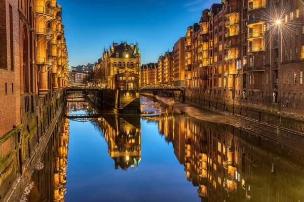 Hamburg Almanya Wasserschloss Ile Eski Speicherstadt Alacakaranlıkta — Stok fotoğraf