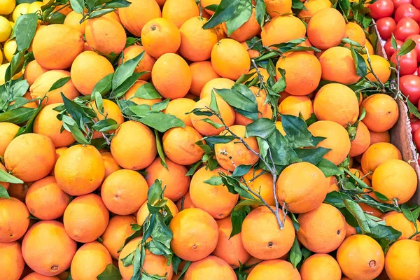 Φρέσκα Ώριμα Πορτοκάλια Πράσινα Φύλλα Προς Πώληση Στην Αγορά — Φωτογραφία Αρχείου