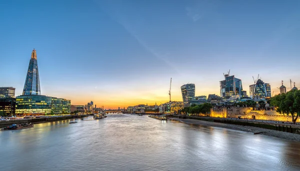 Naplemente Temze Folyó Londonban Felhőkarcolók Város — Stock Fotó