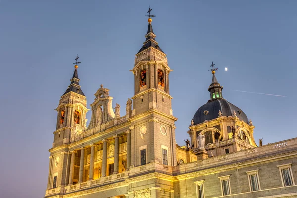 黄昏时分马德里著名的Almudena大教堂 — 图库照片