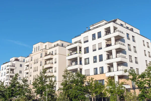 Novas Casas Apartamentos Branco Bege Vistas Berlim Alemanha — Fotografia de Stock