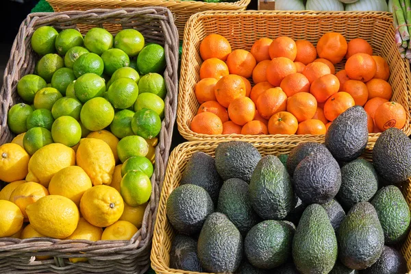 Avokado Citroner Lime Och Tangeriner Till Salu Marknad — Stockfoto
