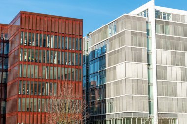 Modern kırmızı ve beyaz ofis binaları Hamburg 'daki Hafencity' de görüldü.