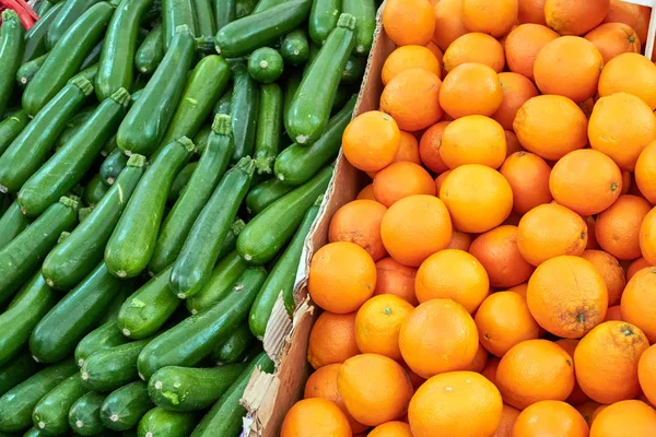 Orangen Und Gurken Zum Verkauf Auf Einem Markt — Stockfoto