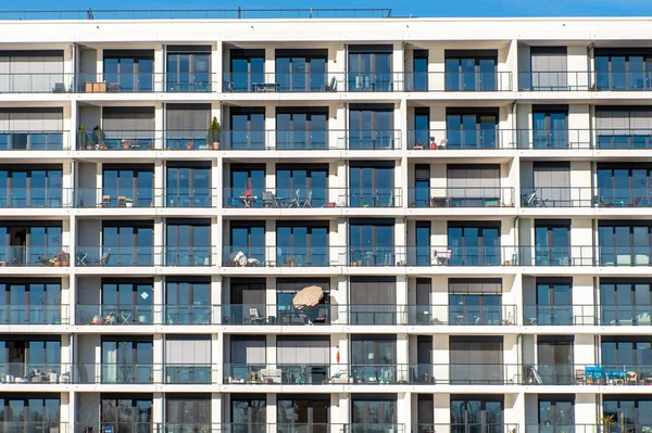 Fasada Nowoczesnego Apartamentowca Wieloma Balkonami Widocznymi Hamburgu Niemcy — Zdjęcie stockowe