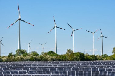 Almanya 'da güneş sistemi ve rüzgar enerjisi türbinleri görülüyor