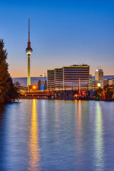 Słynnej Wieży Telewizyjnej Rzeki Szprewy Berlinie Zmierzchu — Zdjęcie stockowe