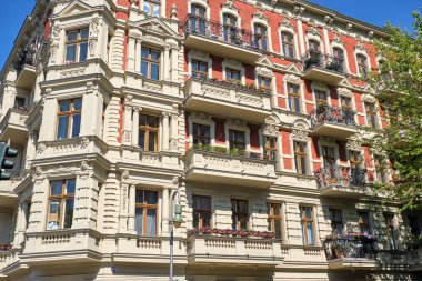 Berlin 'in Prenzlauer Berg semtinde yenilenmiş güzel bir apartman dairesi.