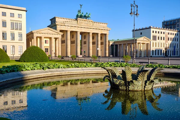 Διάσημη Πύλη Του Βρανδεμβούργου Στο Βερολίνο Αντανακλάσεις Ένα Σιντριβάνι — Φωτογραφία Αρχείου