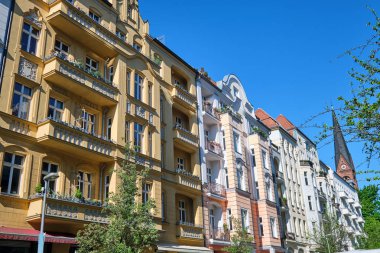 Berlin'de Prenzlauer Berg bölgesinde yenilenmiş eski apartmanlar