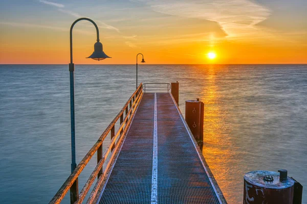 日の出時のドイツバルト海沿岸の桟橋 — ストック写真