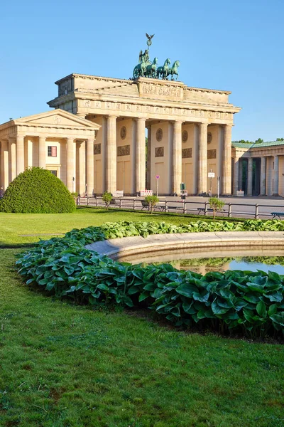 Híres Berlini Brandenburgi Kapu Egy Kis Tóval — Stock Fotó