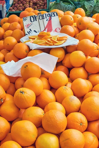 Tangeriner Till Salu Marknad Med Några Bitar Tallrik — Stockfoto