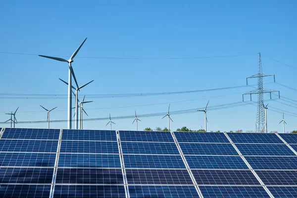 德国看到的太阳能电池板 风力涡轮机和架空电力线路 — 图库照片