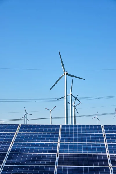 德国看到的太阳能电池板 风力涡轮机和电力线路 — 图库照片