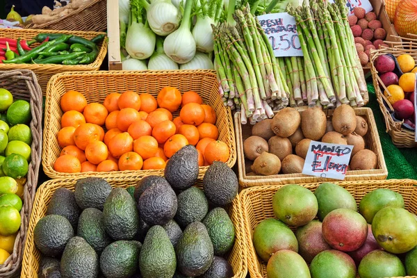 市場で販売のためのアボカド マンゴーや他の果物や野菜 — ストック写真