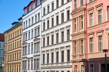 Berlin, Almanya'da görülen bazı yenilenmiş eski apartmanların önleri