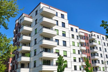 Berlin, Almanya'da görülen modern beyaz çok aileli apartman