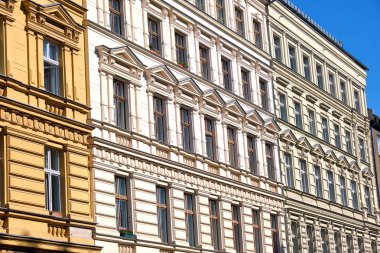 Berlin, Almanya'da görülen bazı yenilenmiş eski apartmanların cepheleri