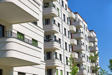 Berlin, Almanya'da görülen modern beyaz tenement ev