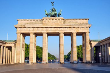 Berlin'deki Brandenburg Kapısı sabahın erken saatlerinde