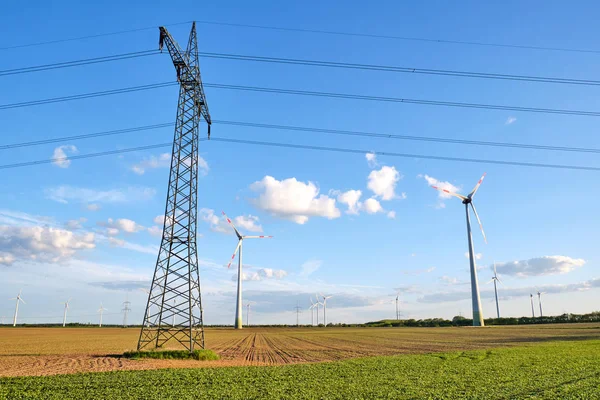 Almanya Havai Hatları Rüzgar Türbinleri Ile Elektrik Direci — Stok fotoğraf
