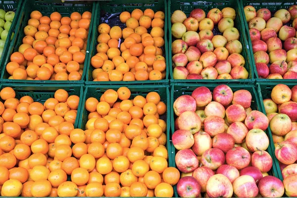 Pomarańcze Mandarynki Jabłka Sprzedaży Rynku — Zdjęcie stockowe