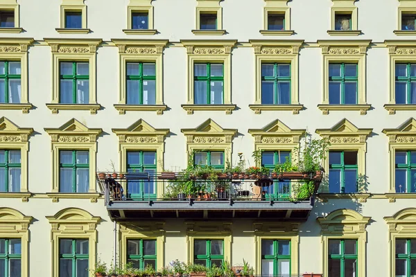 Fachada Edifício Velho Renovado Verde Apartamento Visto Berlim Alemanha — Fotografia de Stock