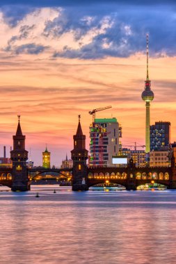 Berlin'deki Oberbaum Köprüsü'nde, arkadaki ünlü Televizyon Kulesi ile güzel gün batımı