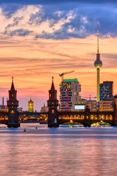 Nádherný Západ Slunce Mostě Oberbaum Berlíně Slavnou Televizní Věží Vzadu — Stock fotografie