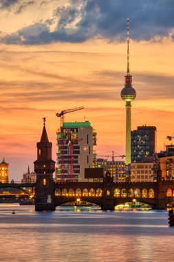 Oberbaum Köprüsü ve Berlin 'deki ünlü televizyon kulesi 'nde dramatik gün batımı 