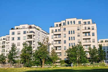Berlin, Almanya'da görülen ağaçlarla modern apartmanevleri