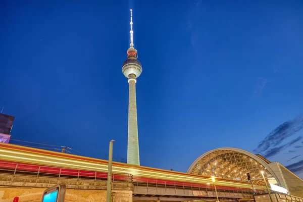 Pociąg Podmiejskich Stacji Alexanderplatz Berlinie Nocy — Zdjęcie stockowe