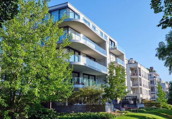Modern Appartementenhuis Met Een Groene Tuin Gezien Berlijn Duitsland — Stockfoto