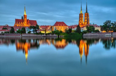 Katedral Adası St John Katedrali ve Kutsal Haç ve St Bartholomew Kilisesi ile Wroclaw, Polonya gece