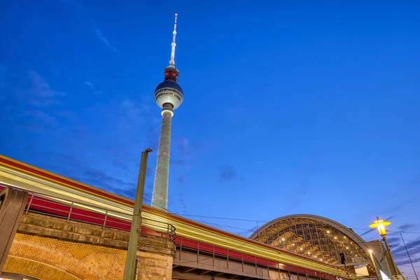 Helyi Vonat Belépő Alexanderplatz Station Berlinben Alkonyat — Stock Fotó