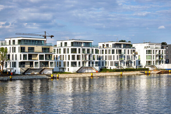 Современные дома на реке Шпрее в Берлине, Германия
