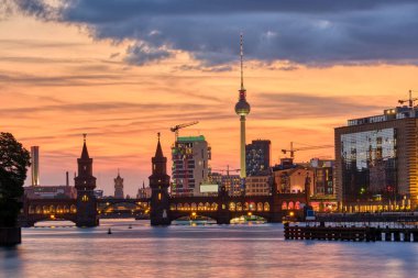 Oberbaum Köprüsü ve Berlin 'de ünlü televizyon kulesi 'nde güzel gün batımı 