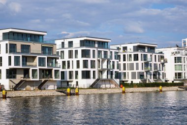 Berlin,Almanya'da Spree Nehri'nin kıyısındaki modern şehir evleri