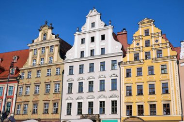 Wroclaw, Polonya pazar meydanında renkli yenilenmiş evler