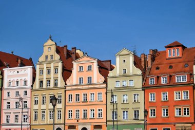 Wroclaw, Polonya pazar meydanında güzel yenilenmiş evler