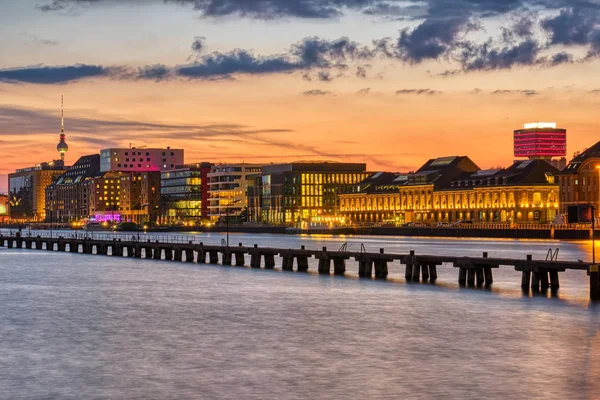 Schöner Sonnenuntergang Der Spree Berlin Mit Dem Fernsehturm Hintergrund — Stockfoto
