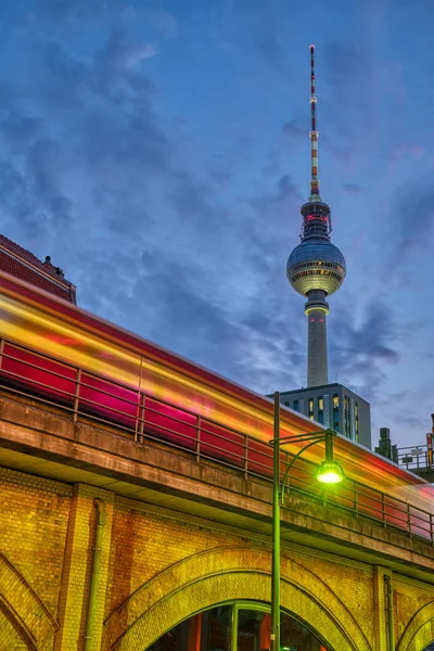 黄昏时分 柏林著名的电视塔与运动模糊的通勤列车 — 图库照片