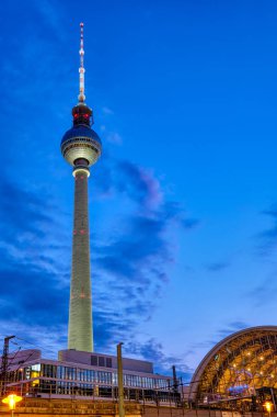Ünlü Berlin Televizyon Kulesi ve gece Alexanderplatz tren istasyonu