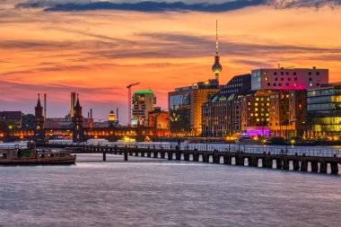 Berlin Spree nehrinde güzel gün batımı, Almanya