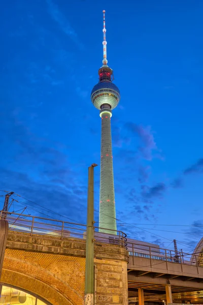 Διάσημο Τηλεοπτικό Πύργο Στο Βερολίνο Νύχτα — Φωτογραφία Αρχείου